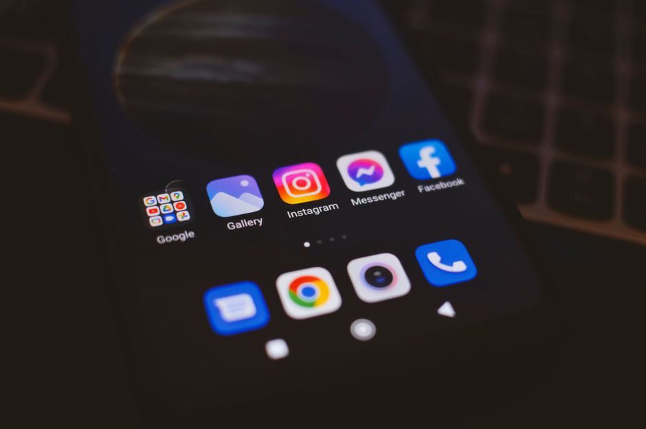 Smartphone mostrando aplicaciones de redes sociales