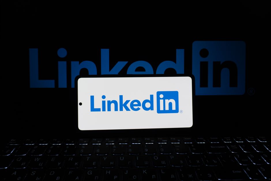 Smartphone mostrando logo de LinkedIn