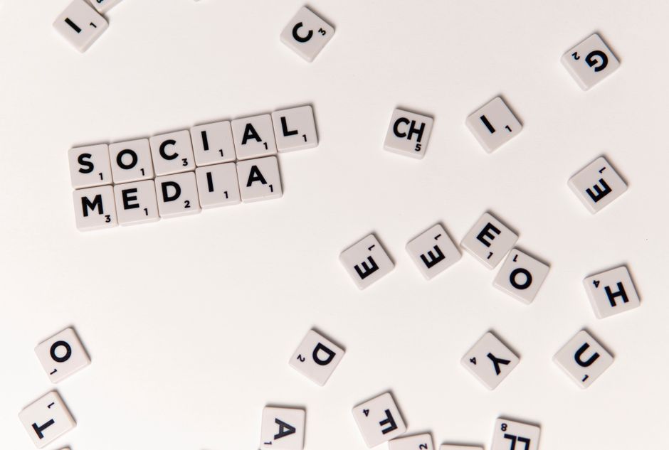 Fichas de Scrabble formando 'Social Media'