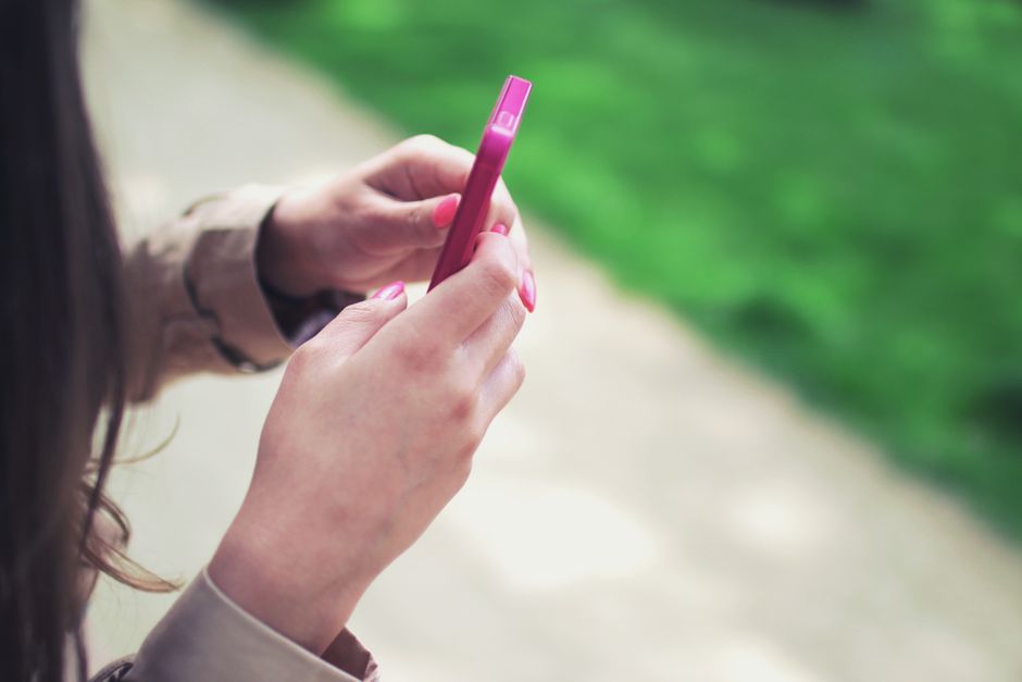 Cliente satisfecha sosteniendo un smartphone