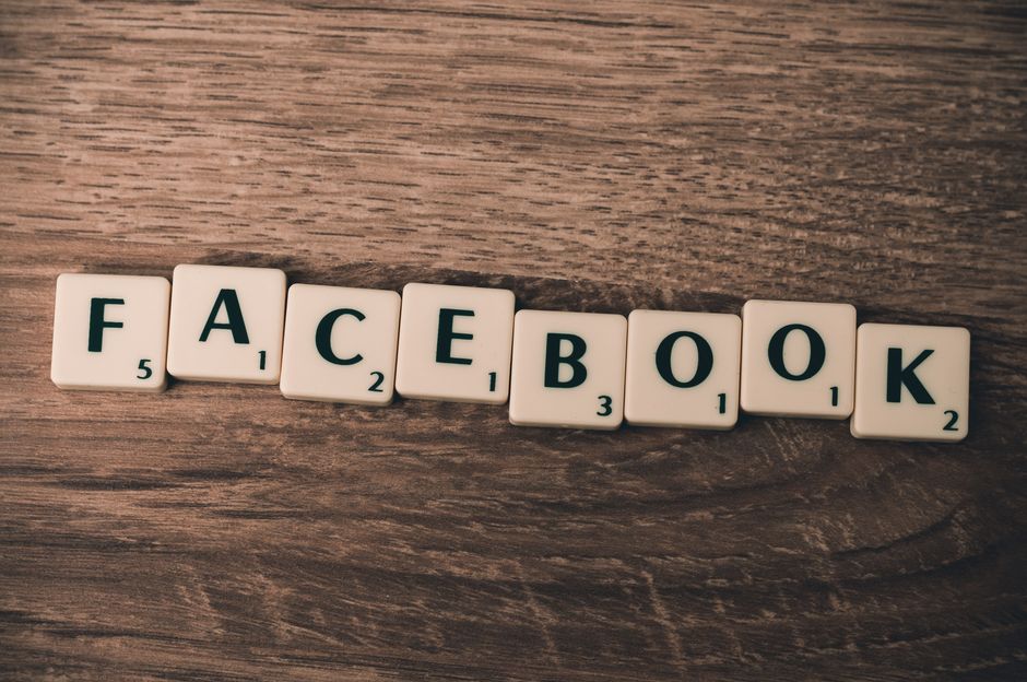 Fichas de Scrabble formando 'Facebook'