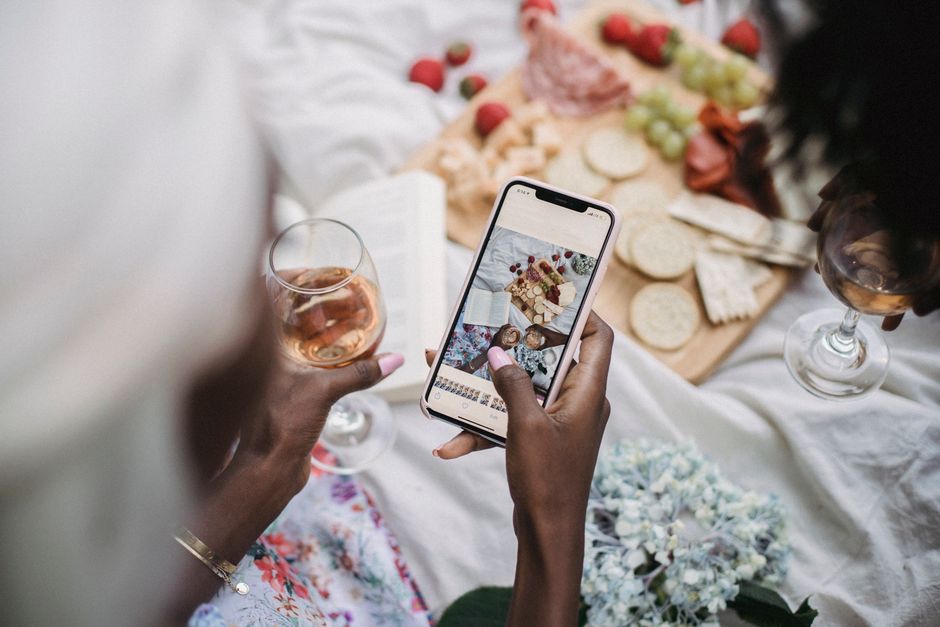 Vista aérea de personas capturando momentos con un smartphone