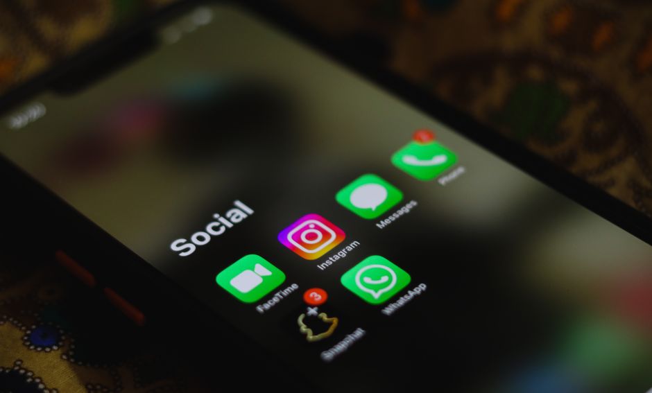 Primer plano de smartphone mostrando iconos de apps de redes sociales en pantalla