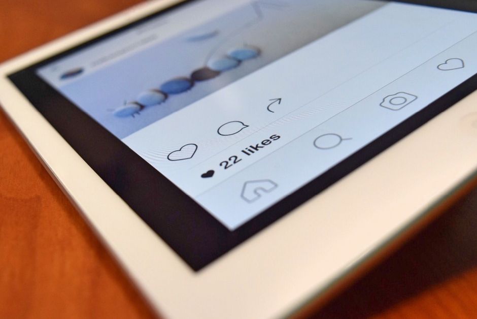 Tablet mostrando interfaz de app social