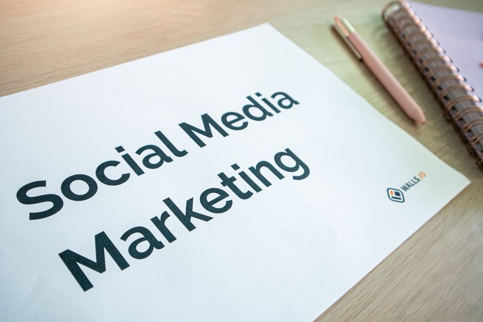 Documento de marketing en redes sociales sobre un escritorio