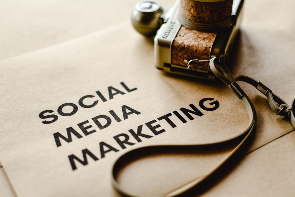 Cámara sobre papel con texto 'Social Media Marketing'