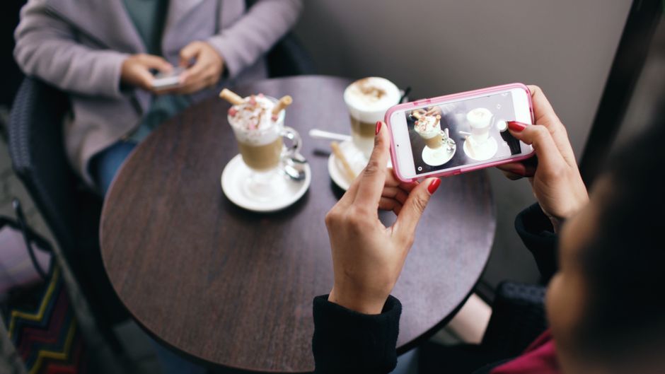 Cliente satisfecho en una cafetería